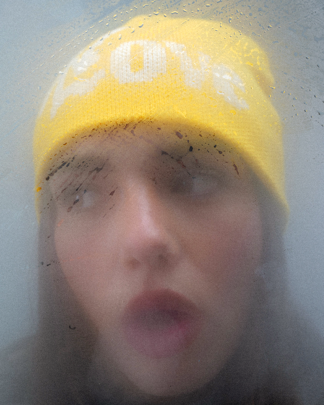 Bonnet jaune avec amour