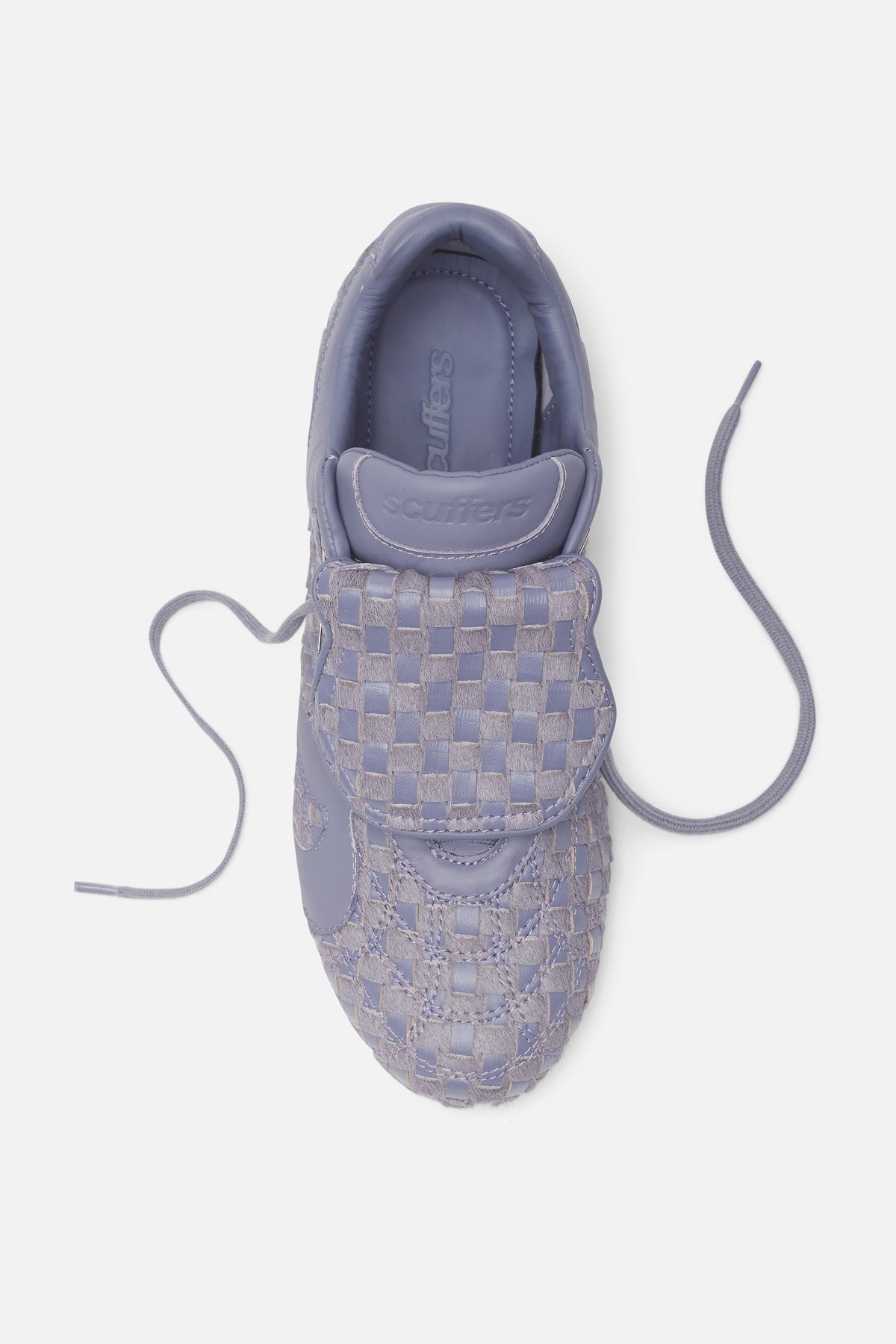 Baskets violettes tressées emblématiques