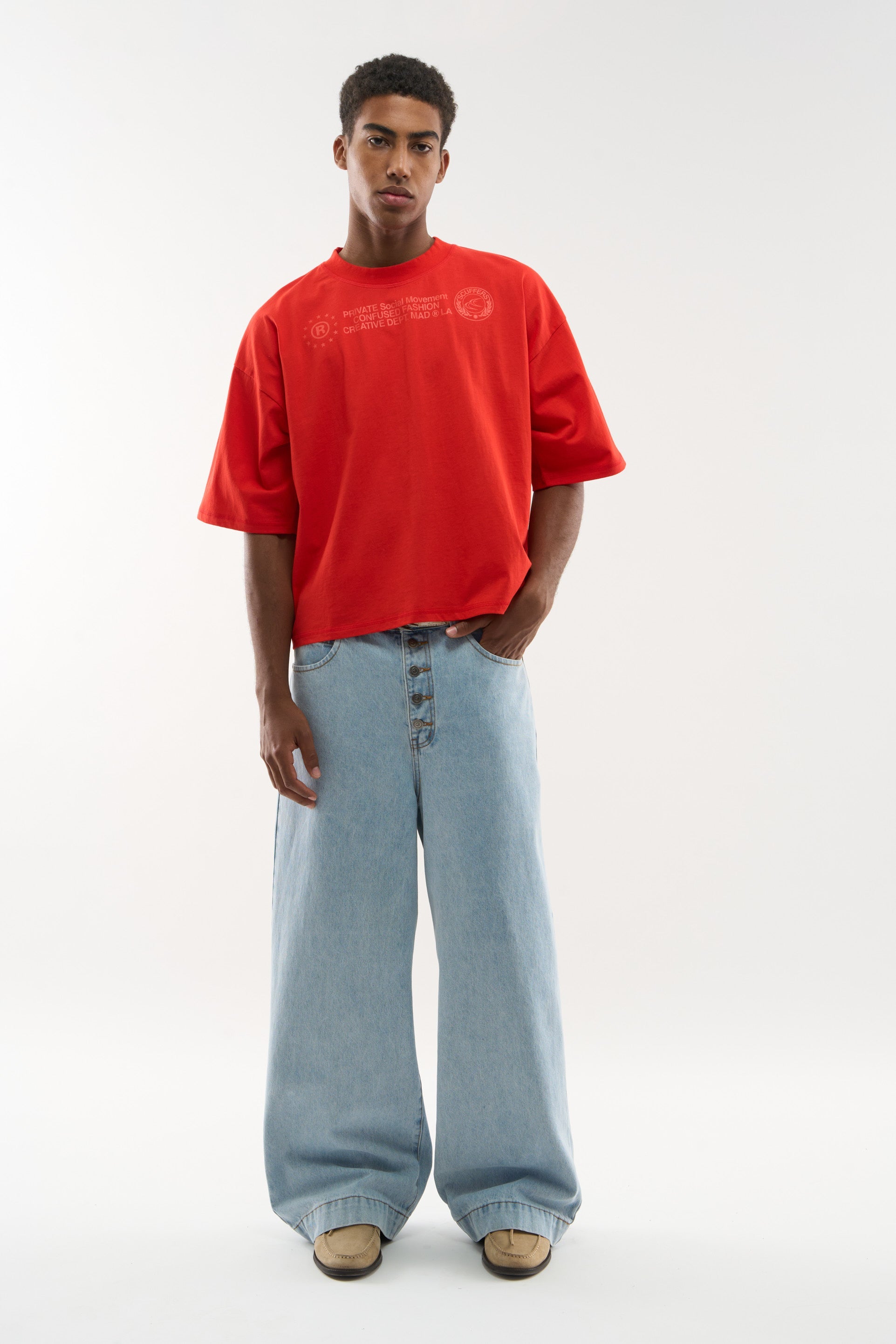 T-shirt rouge confus