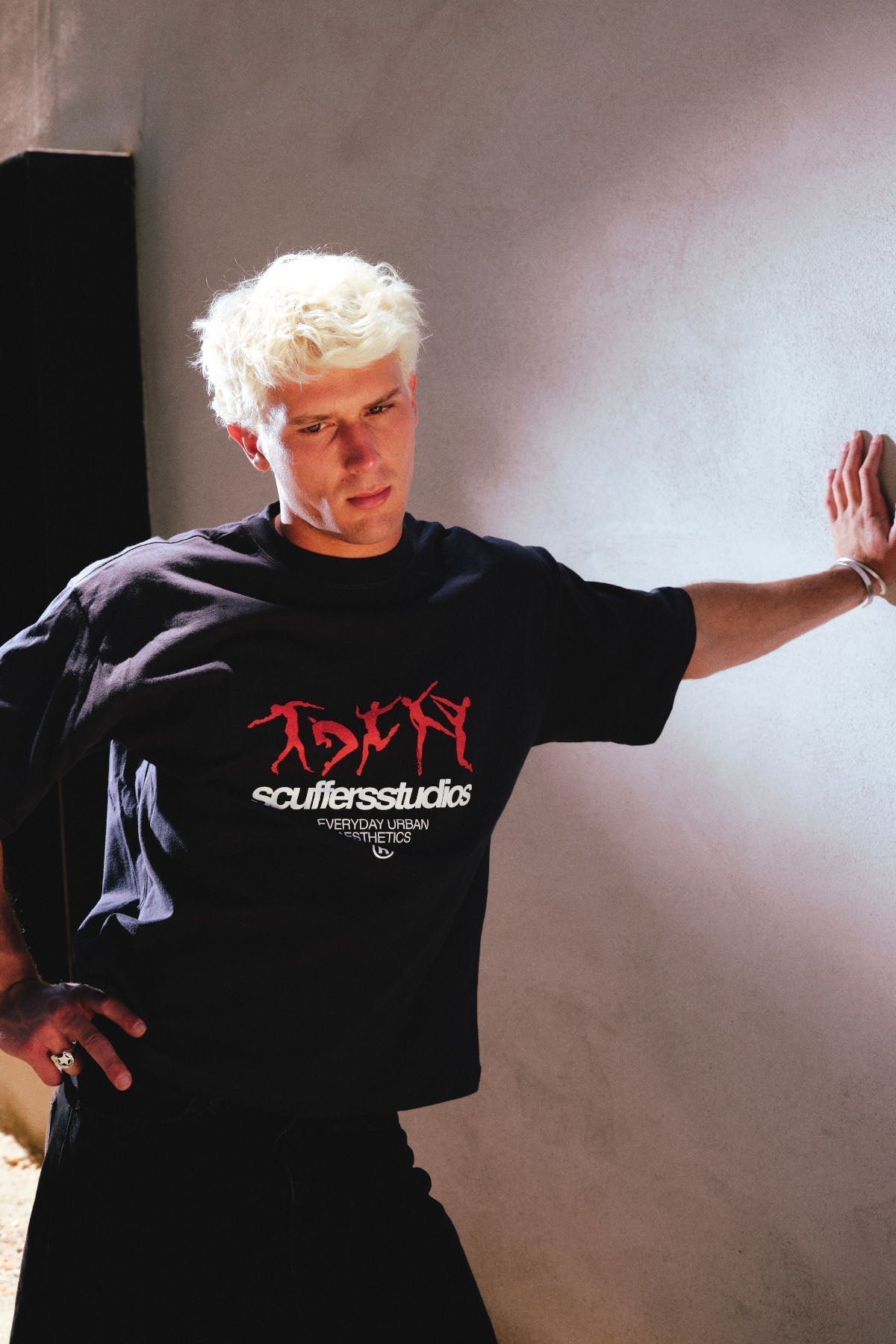 T-shirt sombre dansant