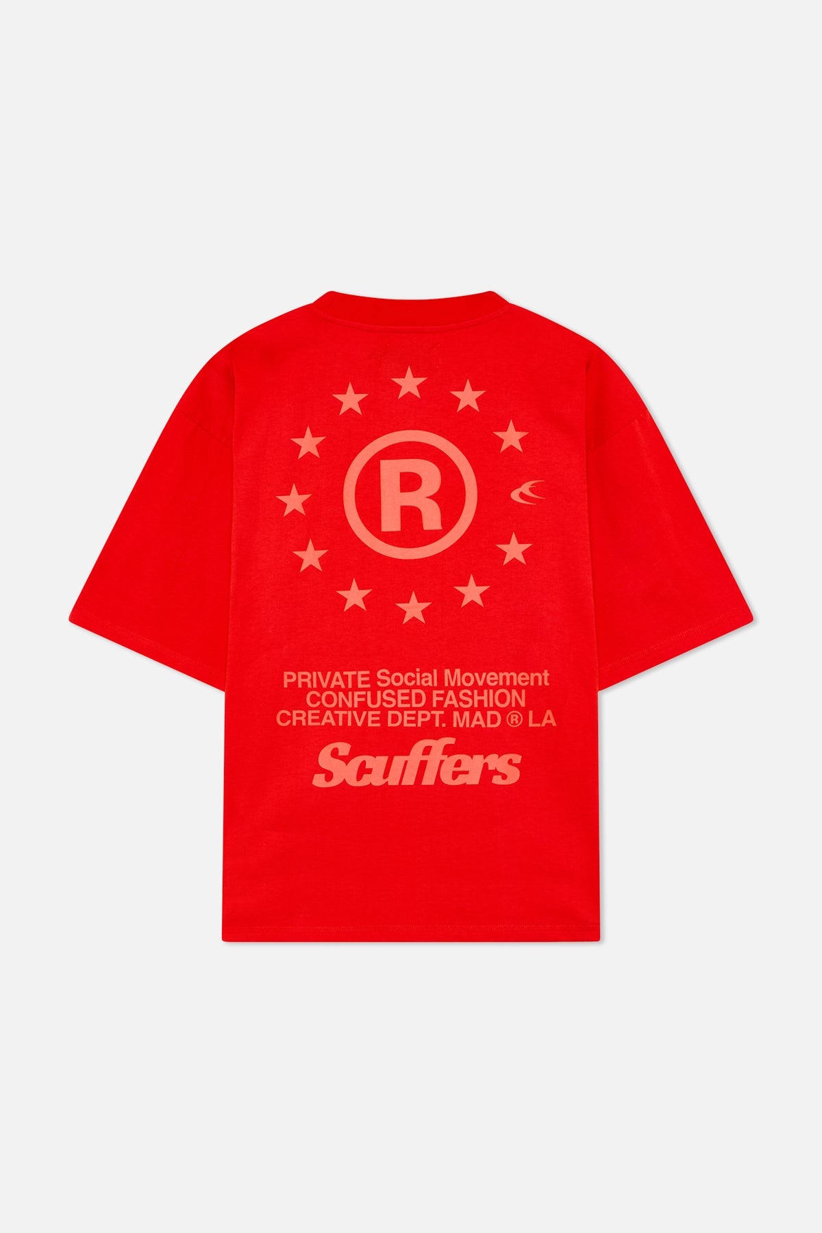 T-shirt rouge confus