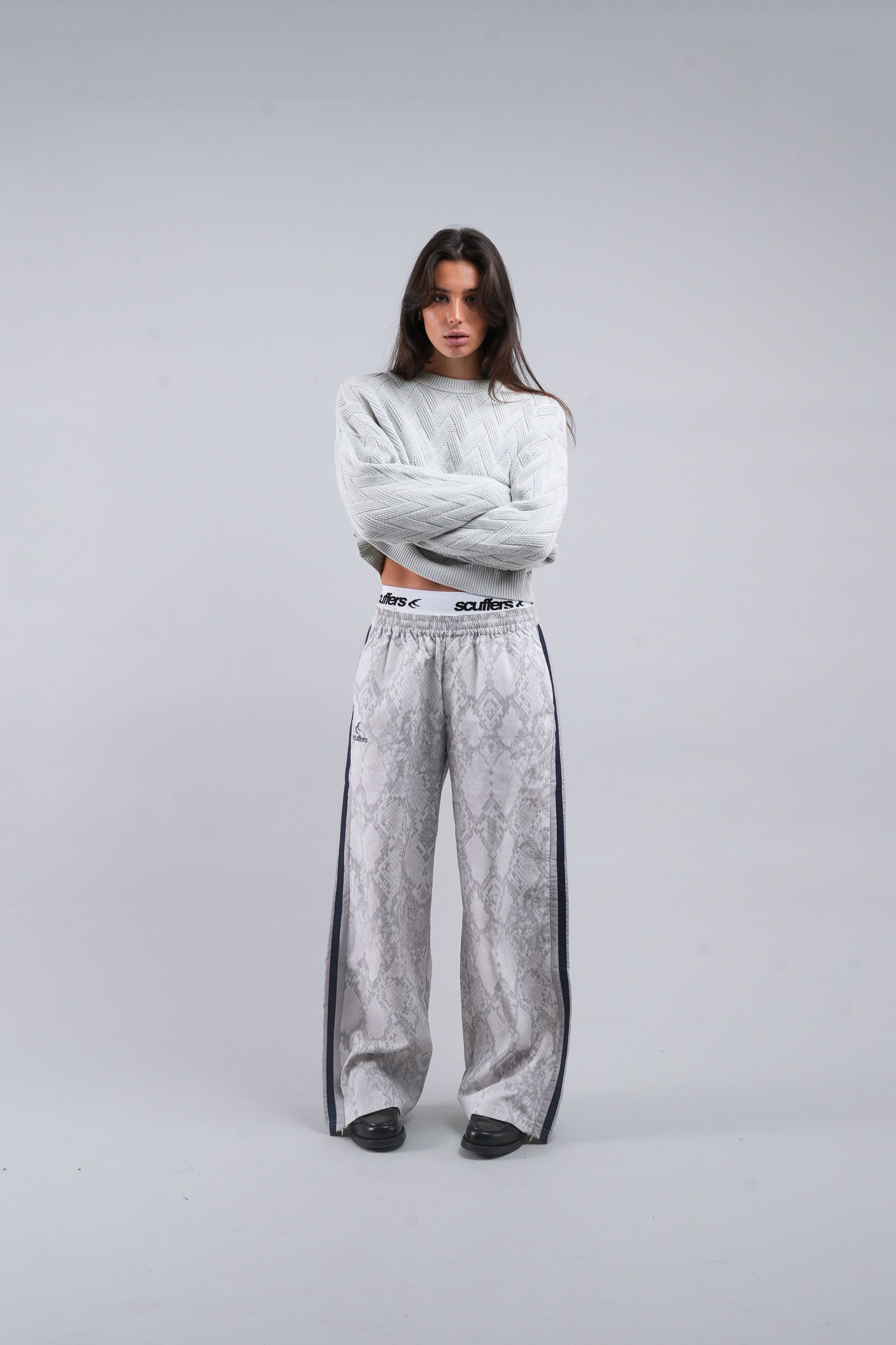 Pantalon technique gris clair à motif serpent