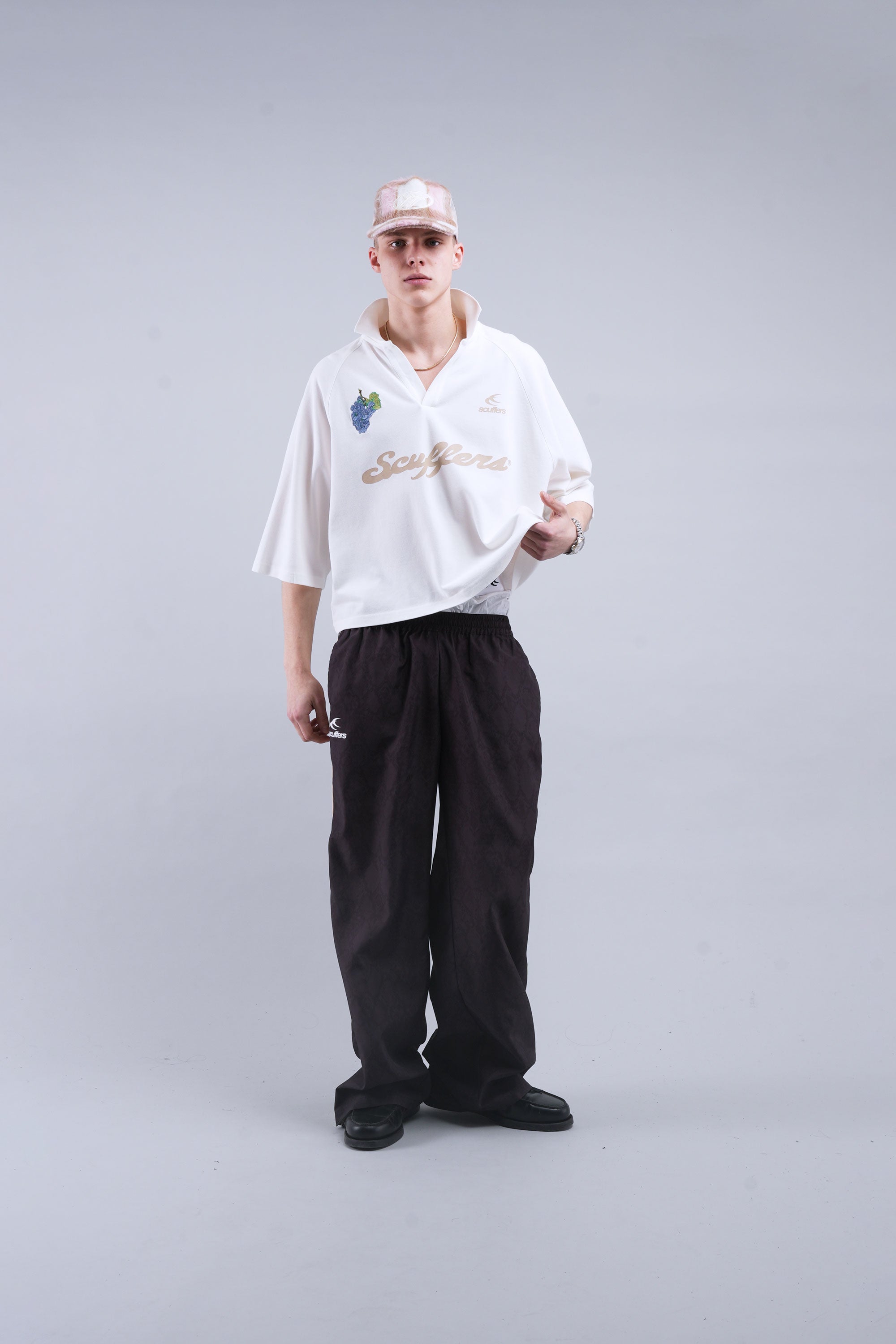 Pantalon technique sombre à motif serpent