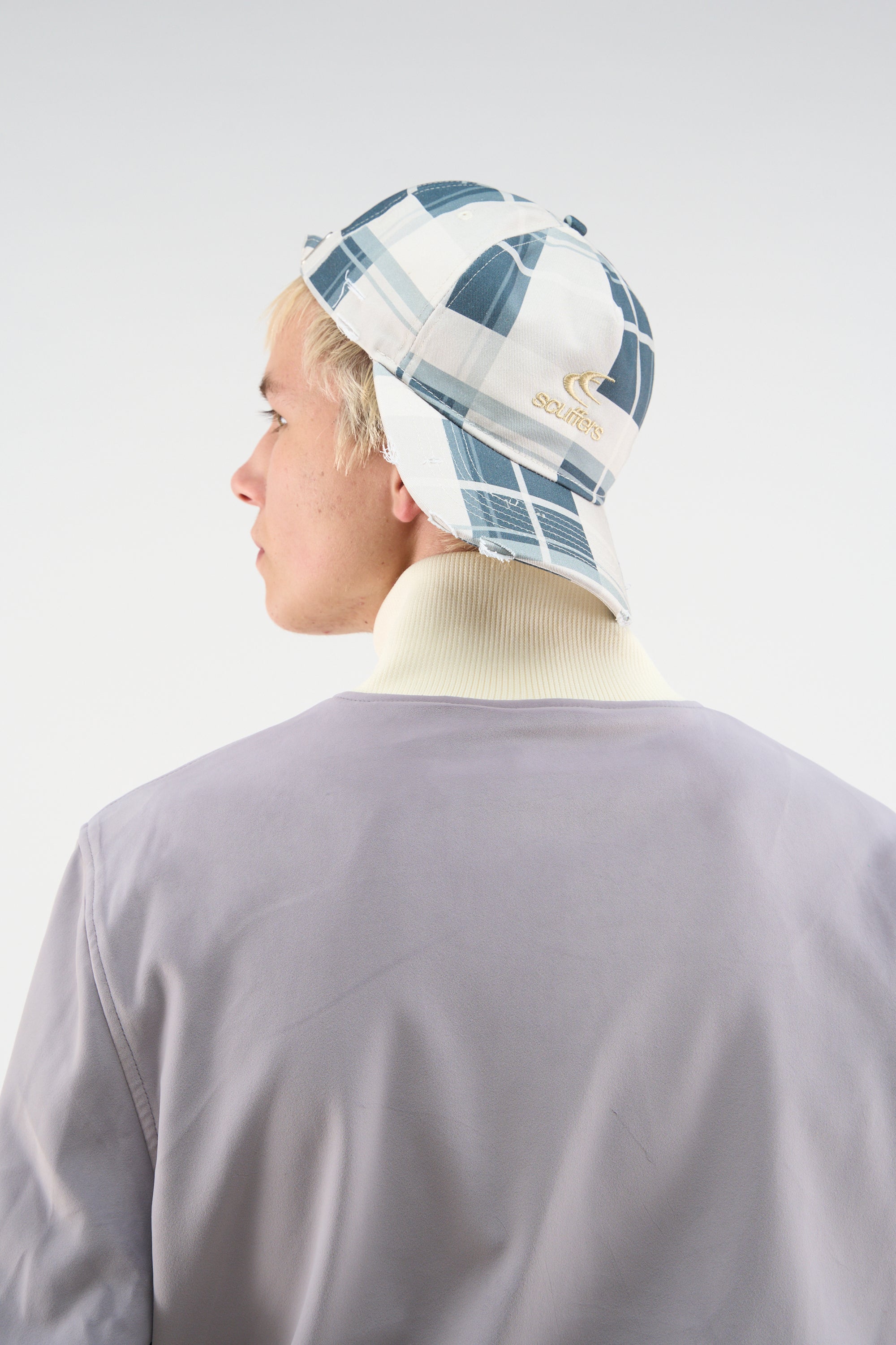 Casquette bleue à carreaux