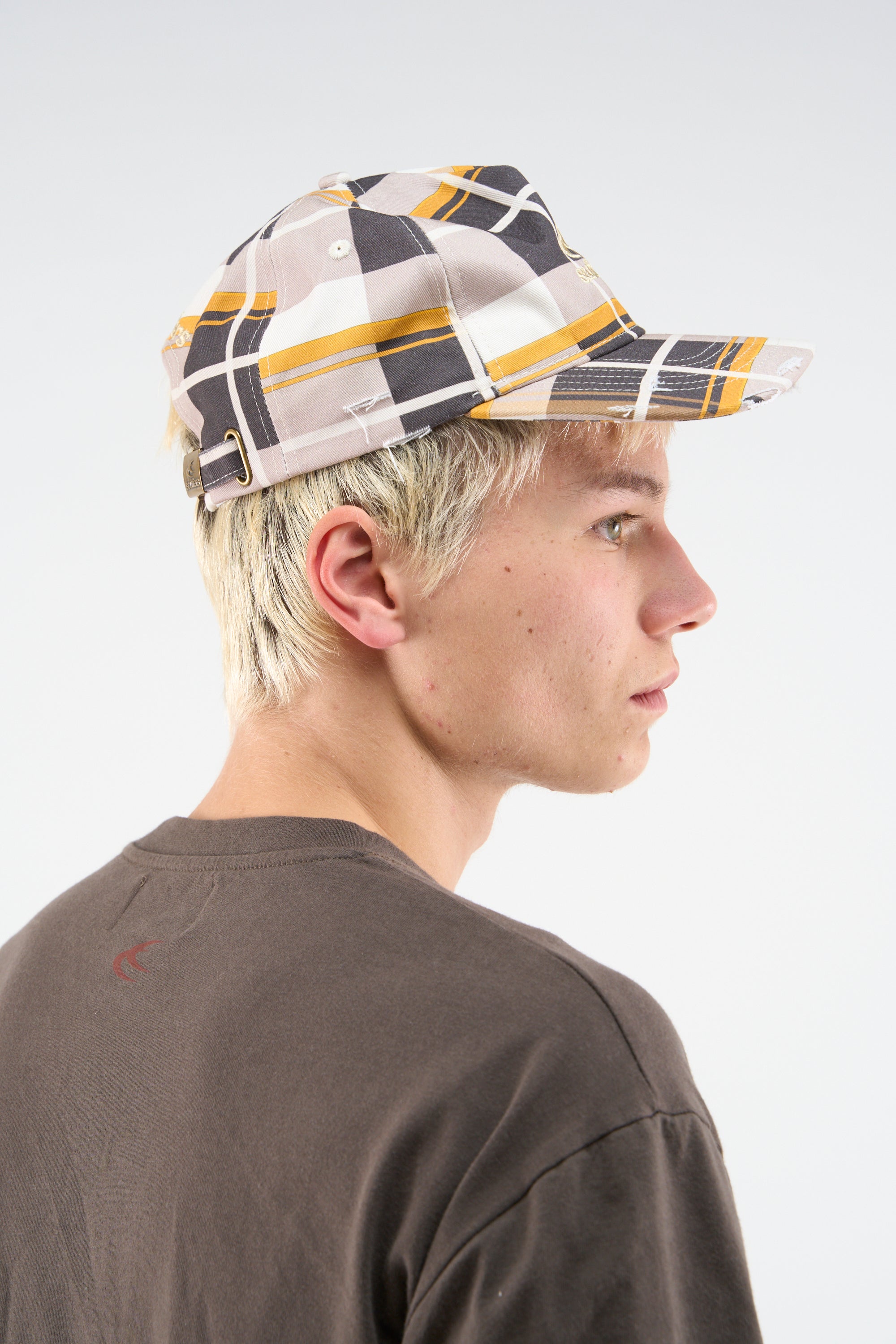 Casquette marron à carreaux