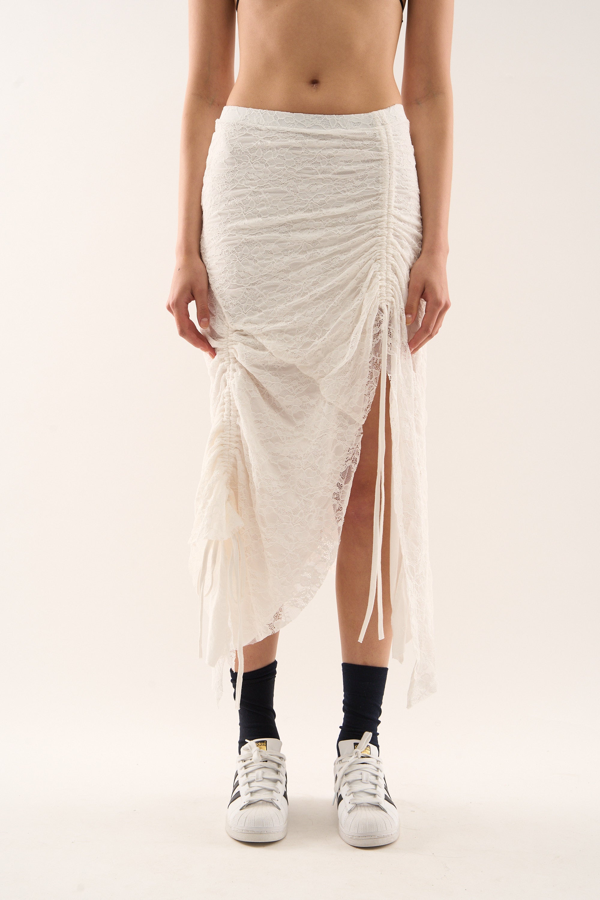 Jupe blanche asymétrique en dentelle