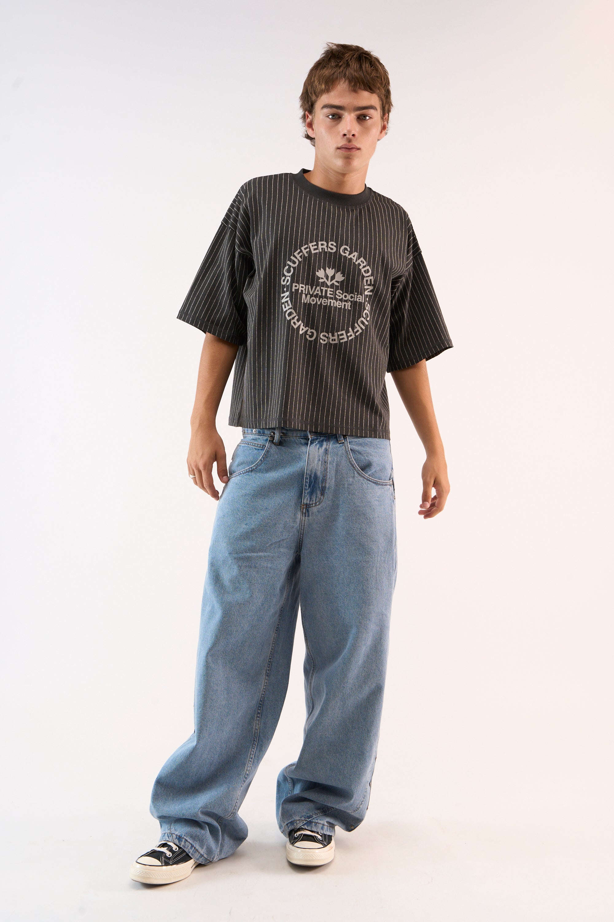 T-shirt foncé à fines rayures