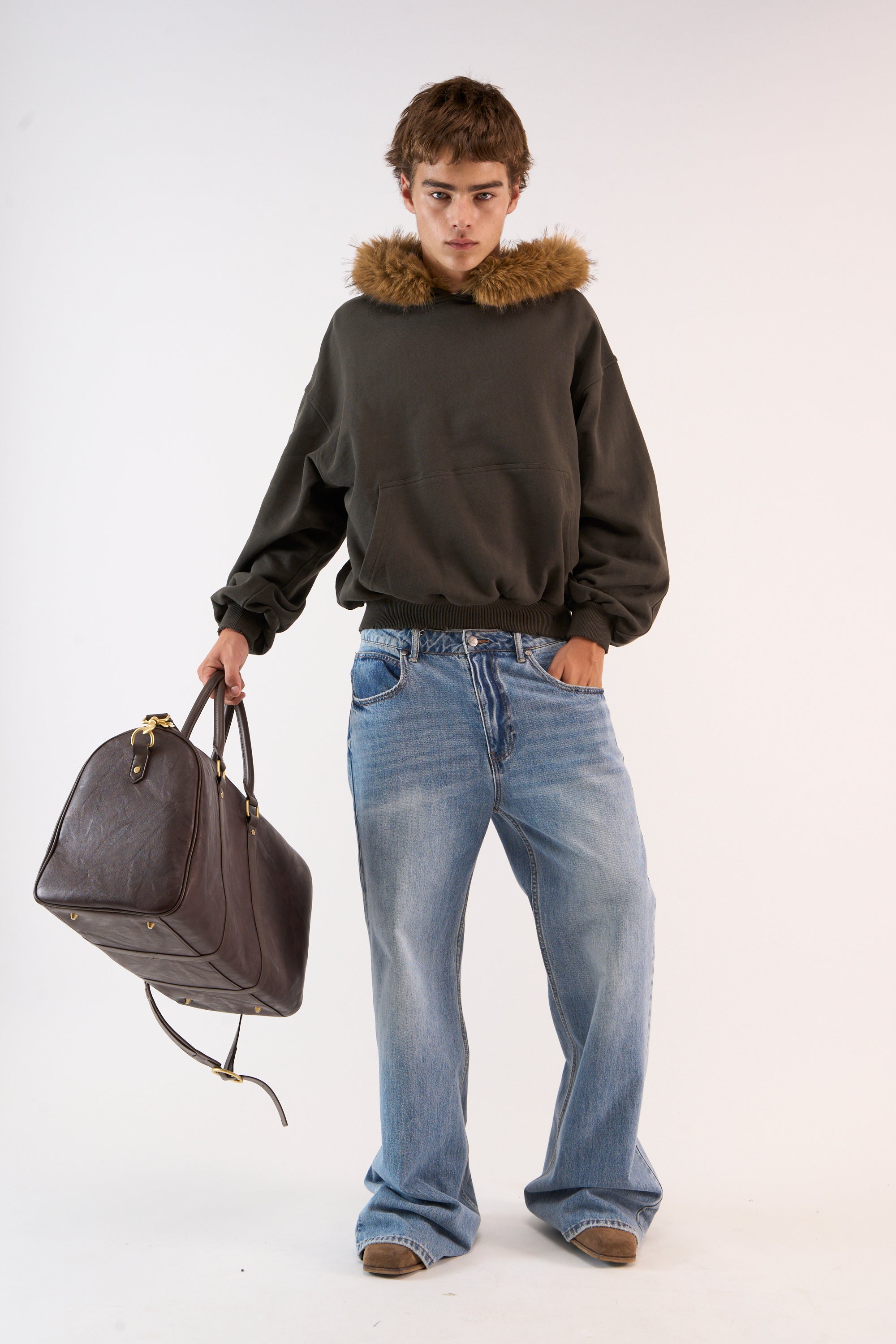 Sweat à capuche sombre pour le syndrome de stress post-traumatique