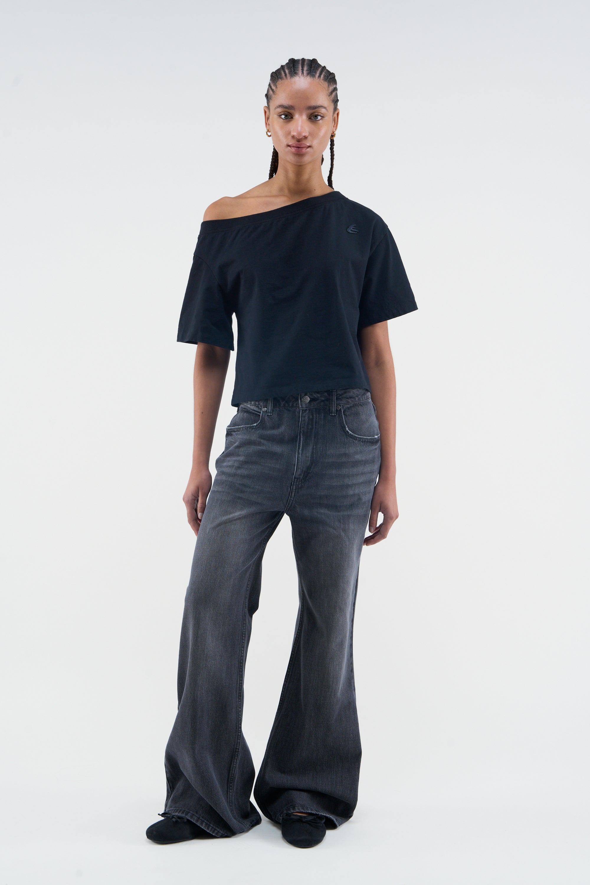 T-shirt noir par-dessus