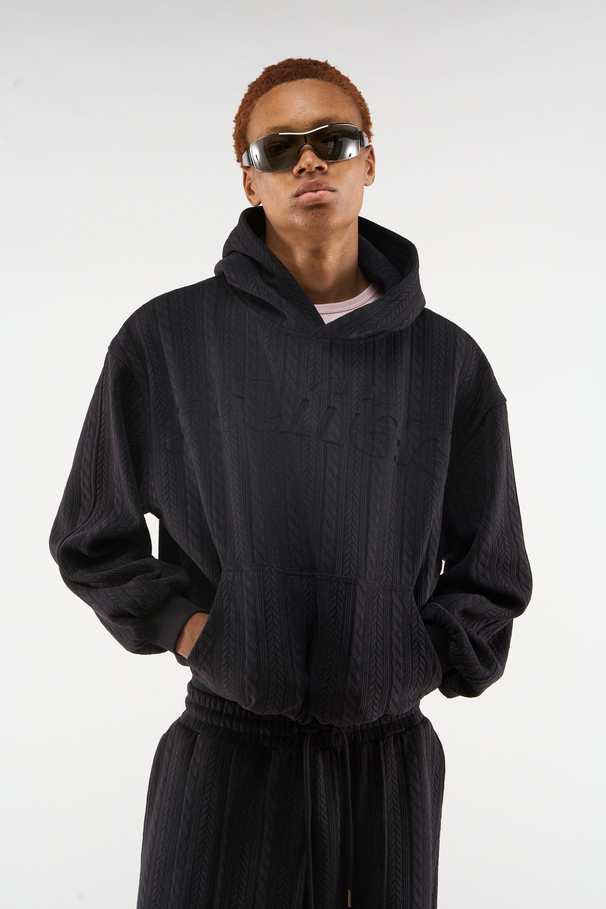 Sweat à capuche sombre Bodega