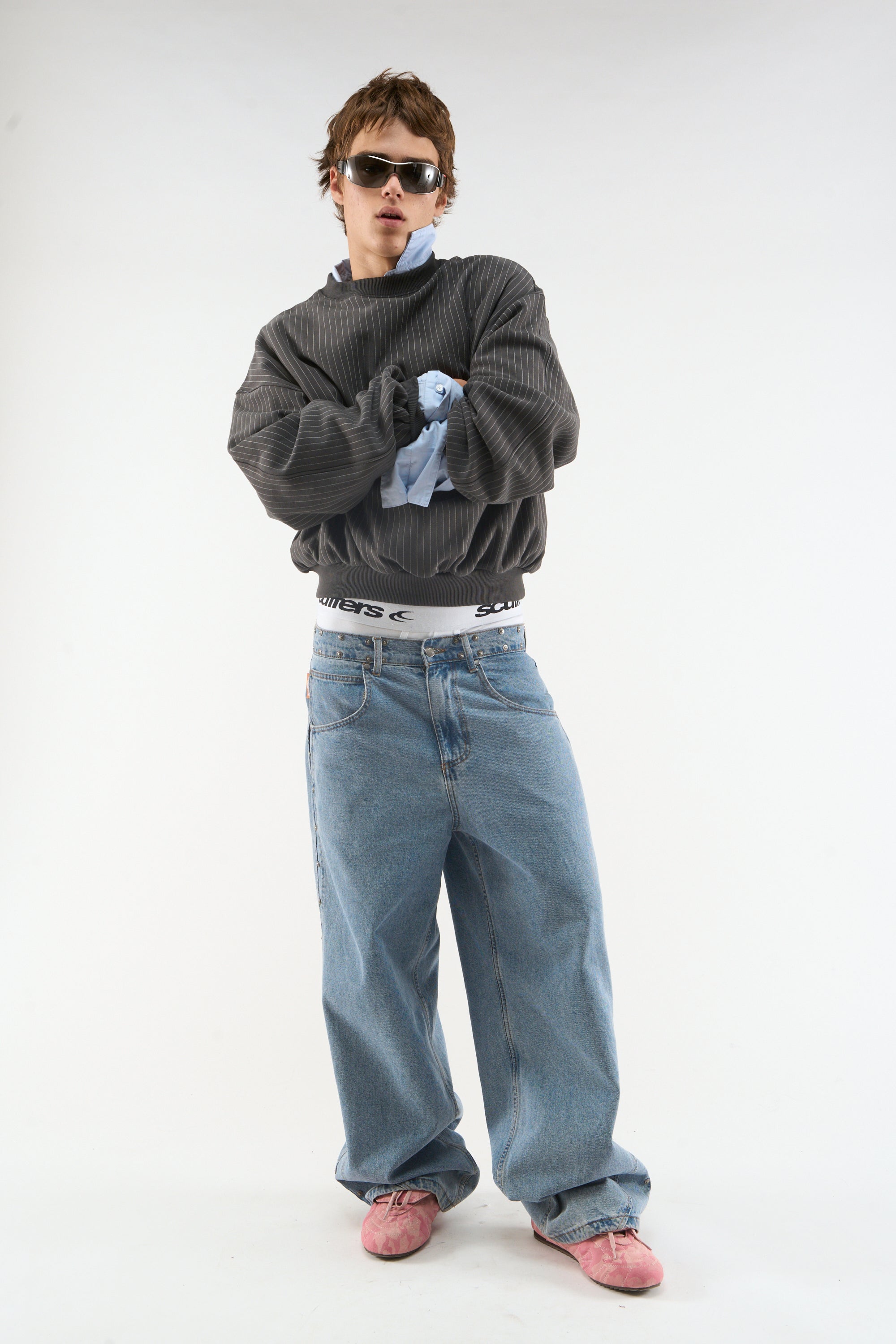 Pull ras du cou gris foncé à fines rayures