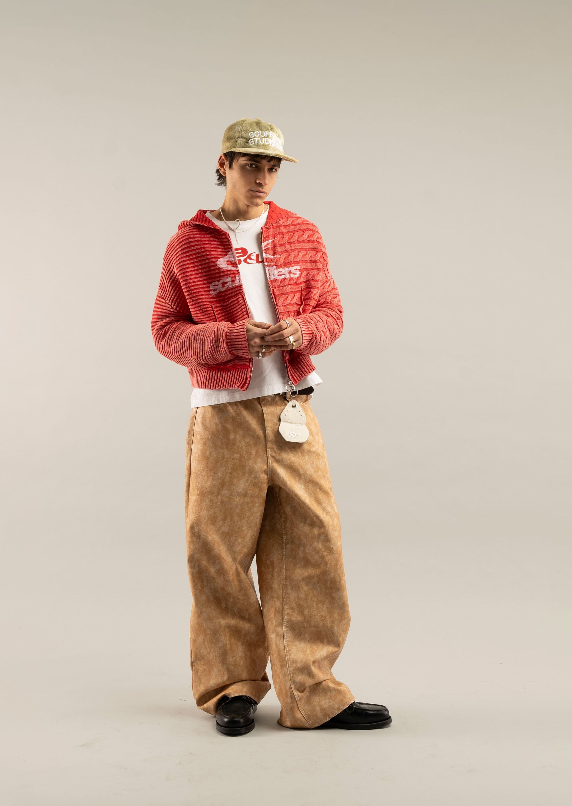 Frenchie en tricot rouge avec fermeture éclair