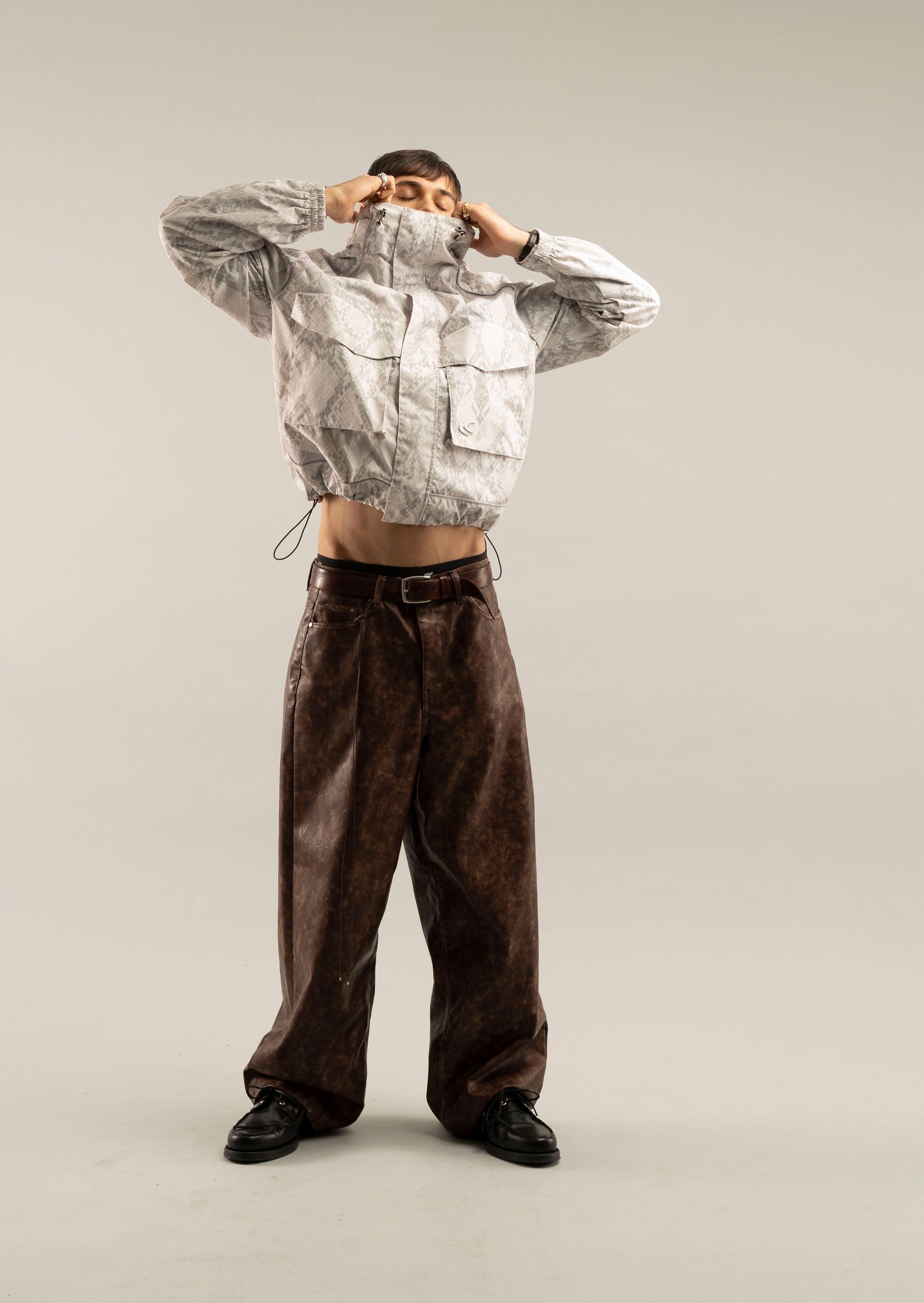 Coupe-vent gris clair à motif serpent