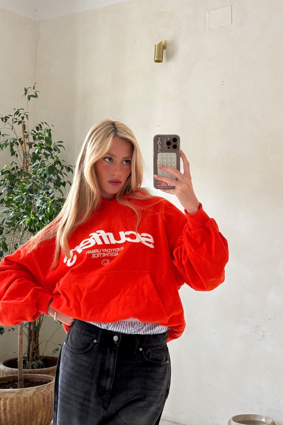 Sweat à capuche rouge emblématique