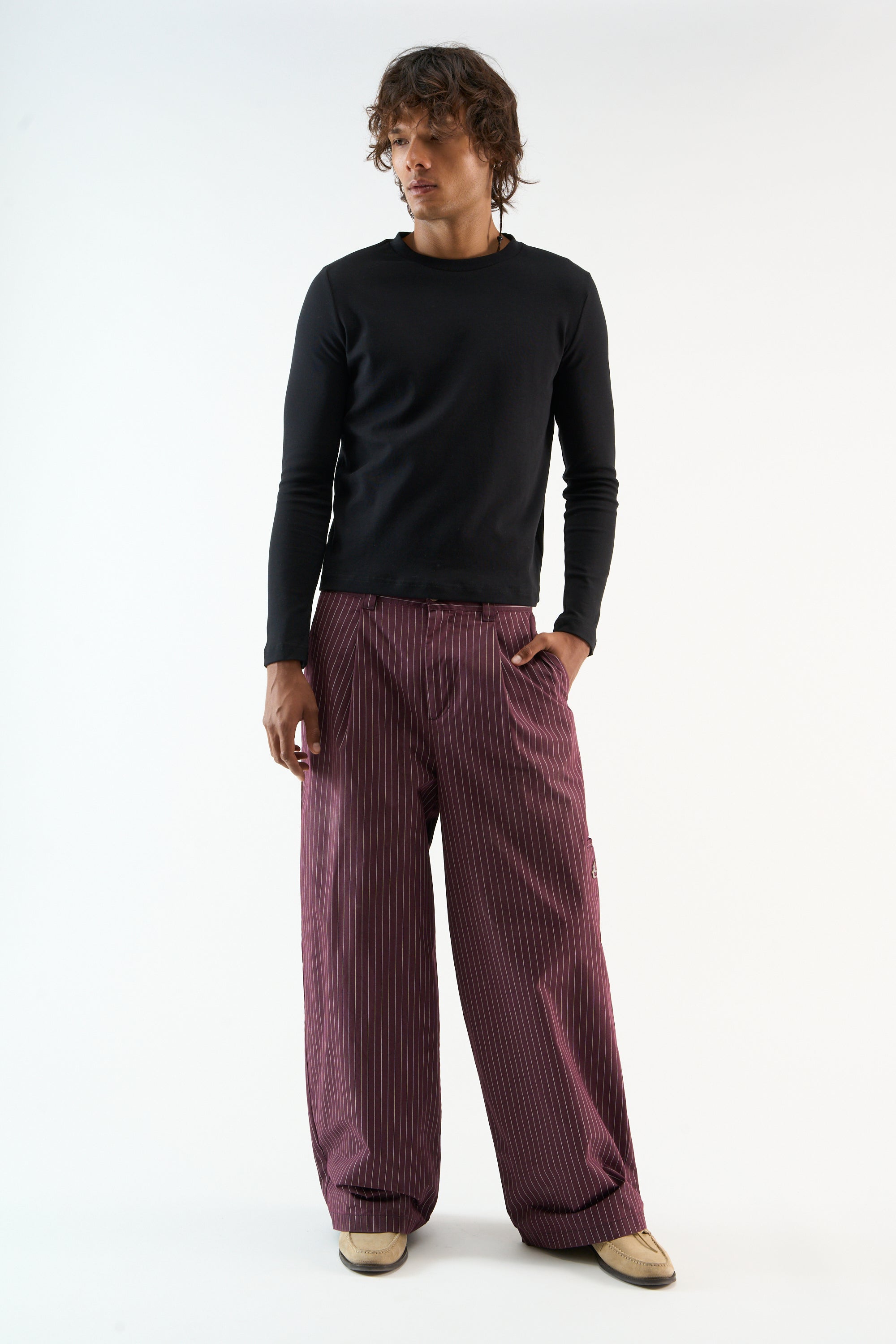 Pantalon bordeaux à fines rayures