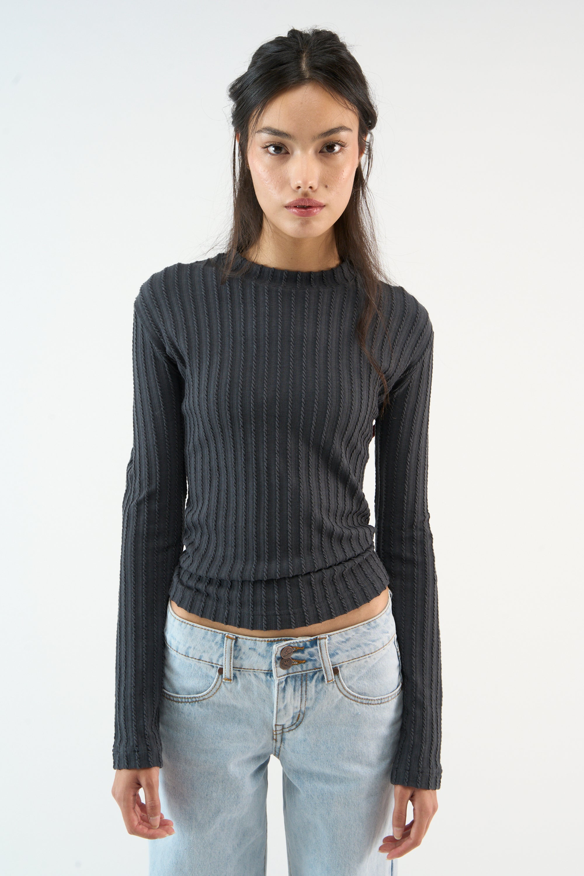 Chemise à manches longues sombre et élégante