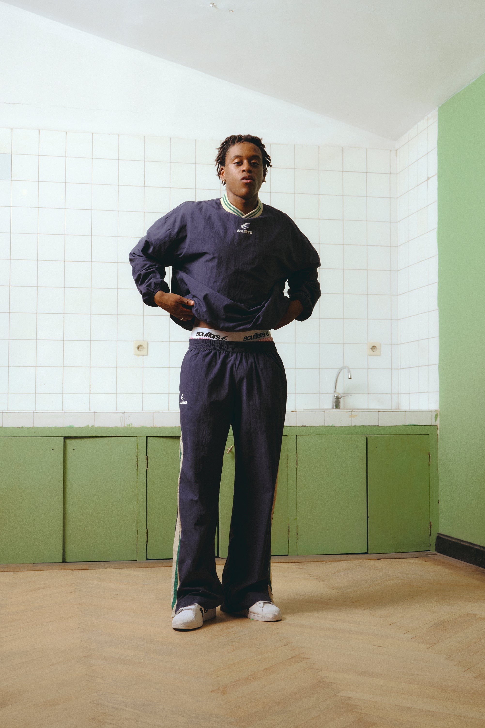 Pull ras du cou bleu marine et vert style technique