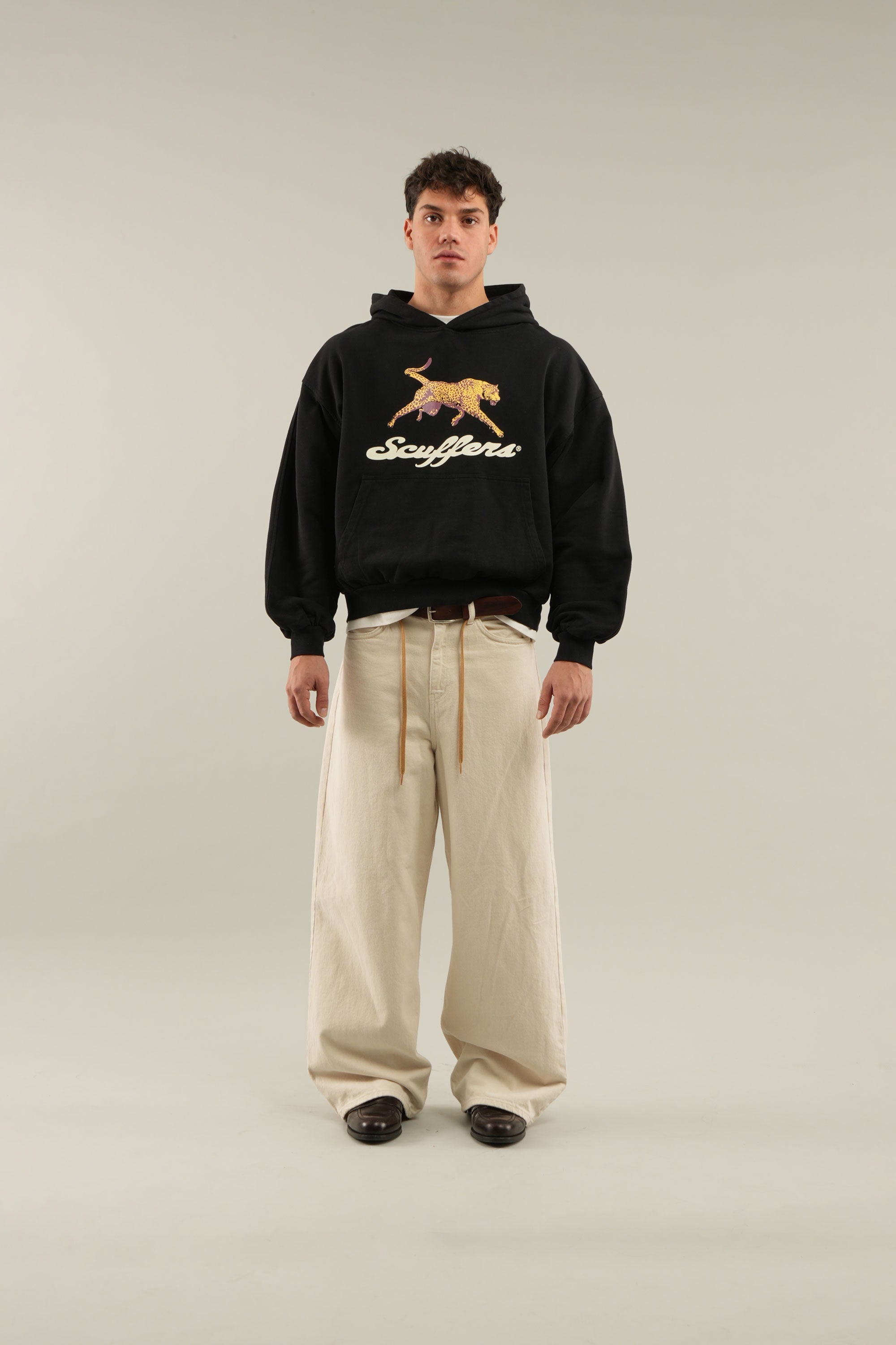 Sweat à capuche noir à motif guépard