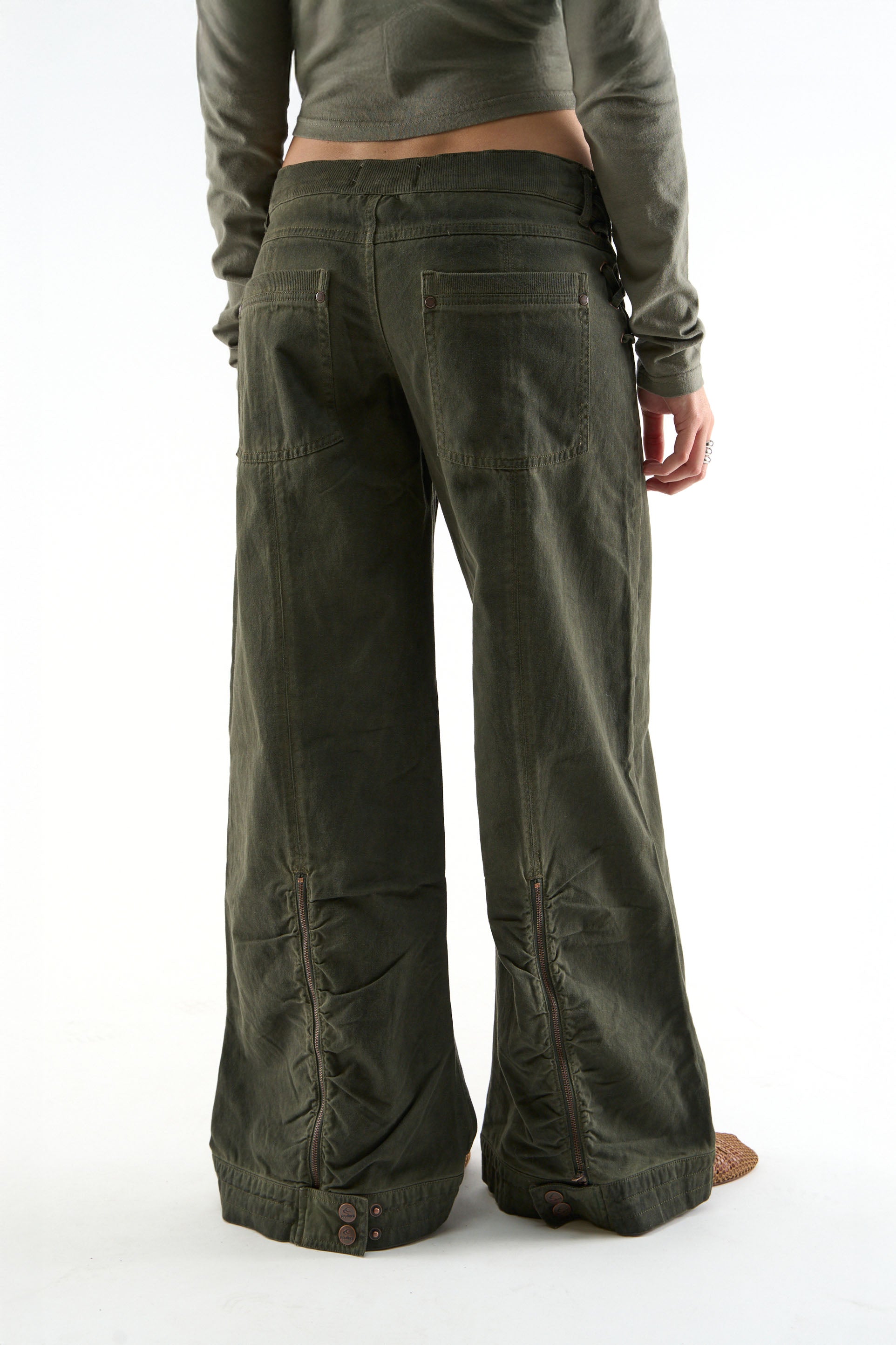 Pantalon vert poussiéreux de la ville