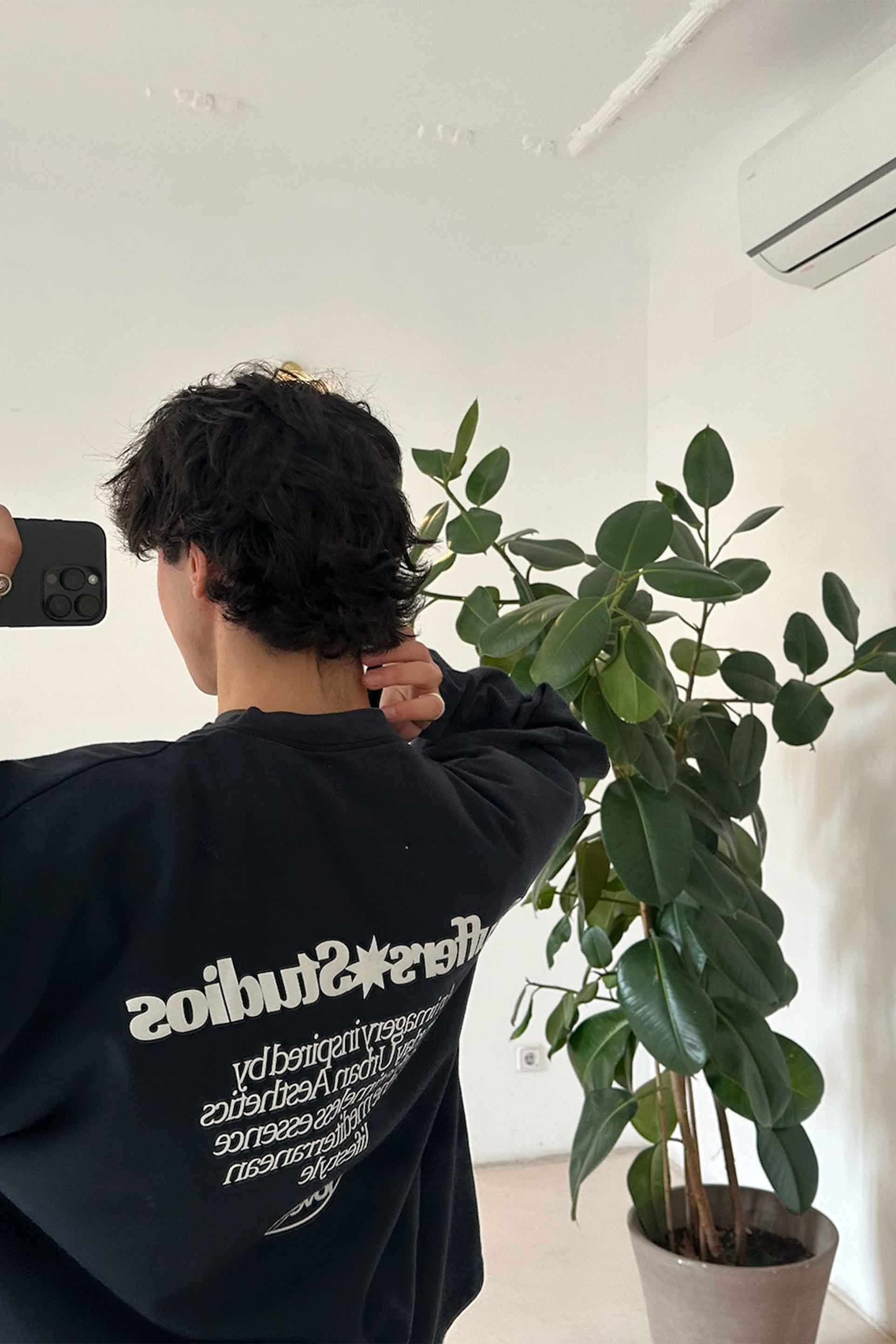 Sweat-shirt foncé à imagerie