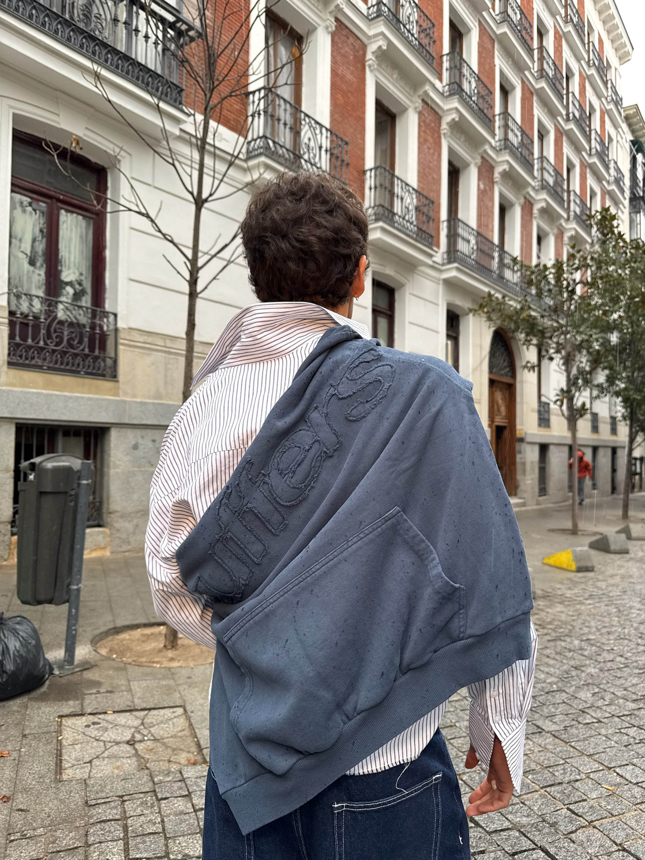 Sweat à capuche bleu brut