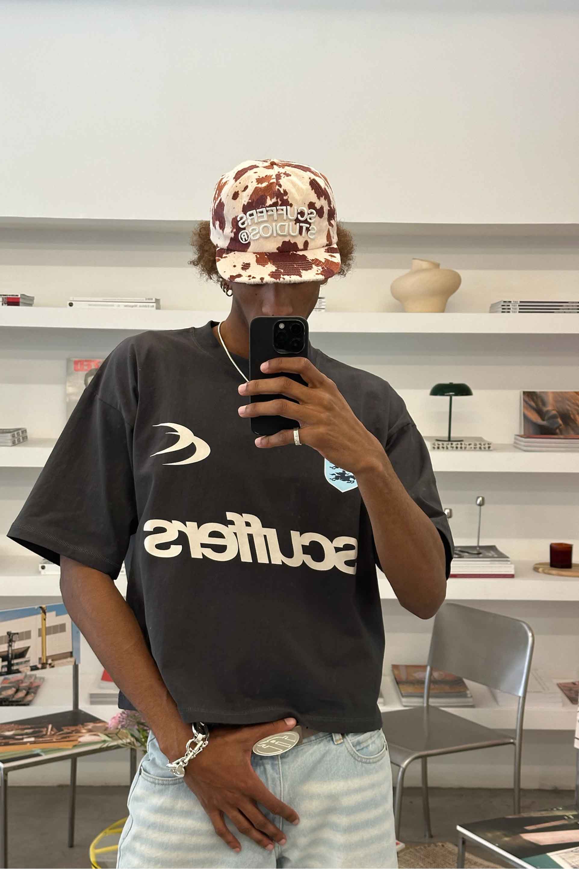 T-shirt foncé de pique-nique