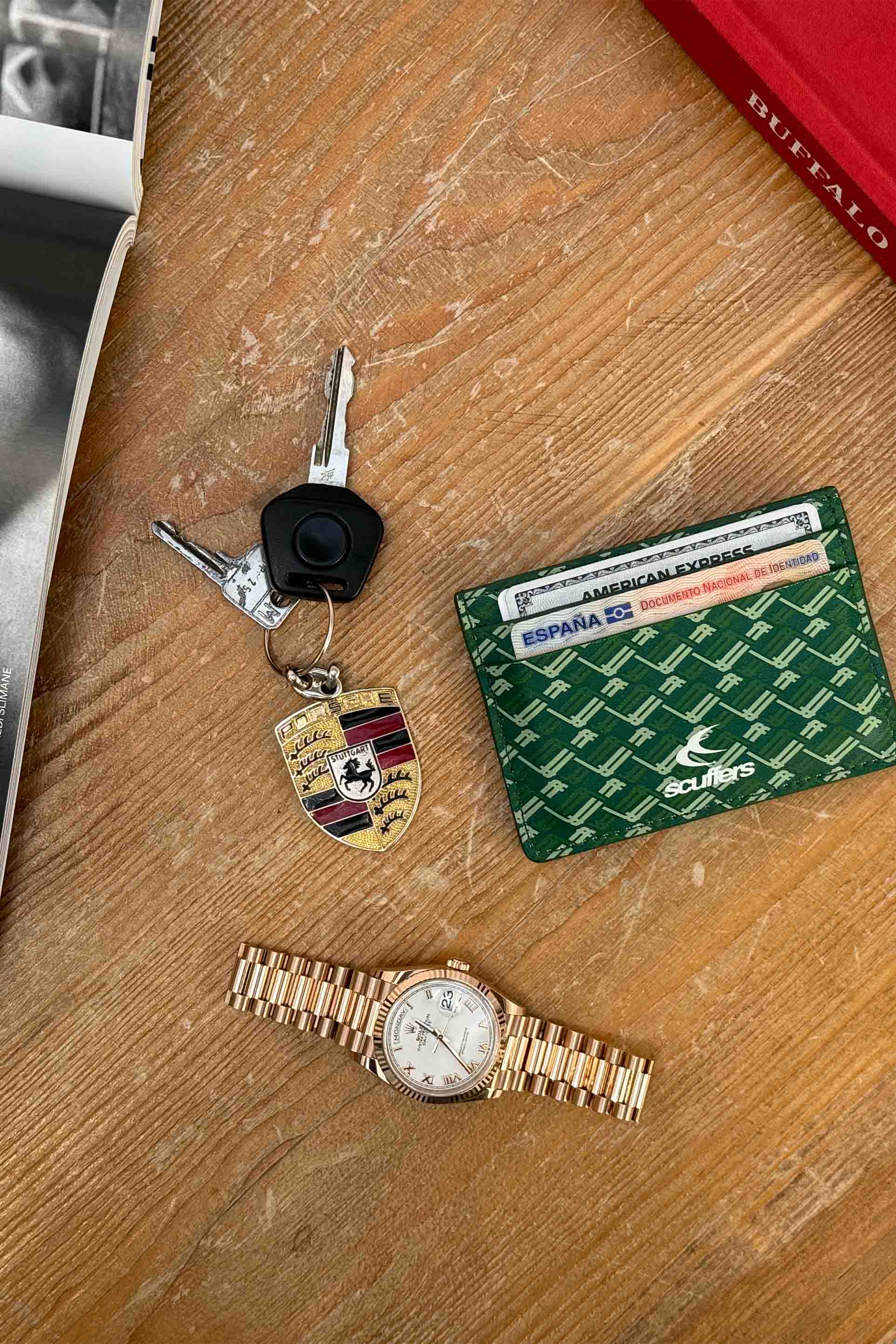 Portefeuille vert monogrammé