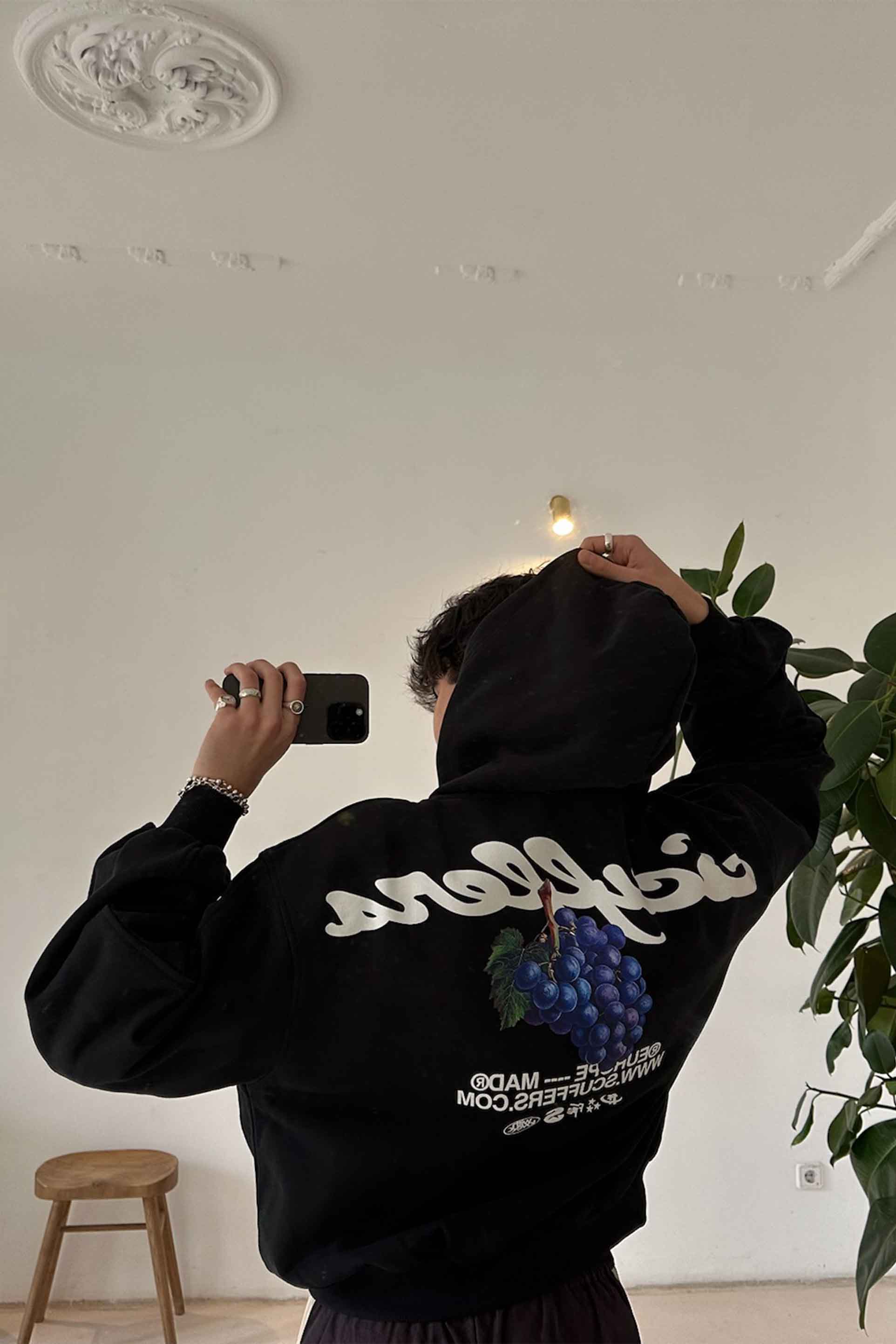 Sweat à capuche noir tropical