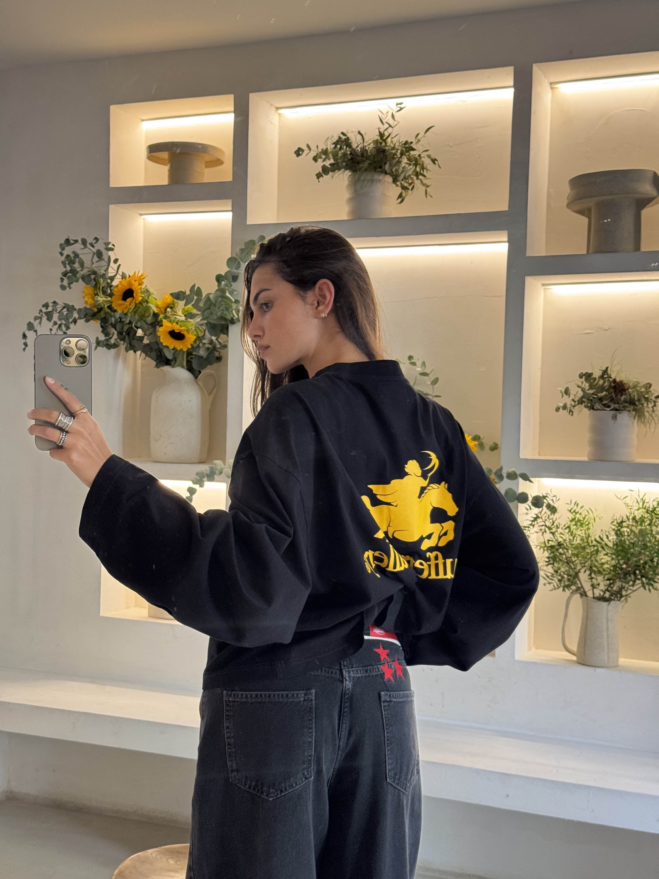 T-shirt à manches longues sombres à emblème