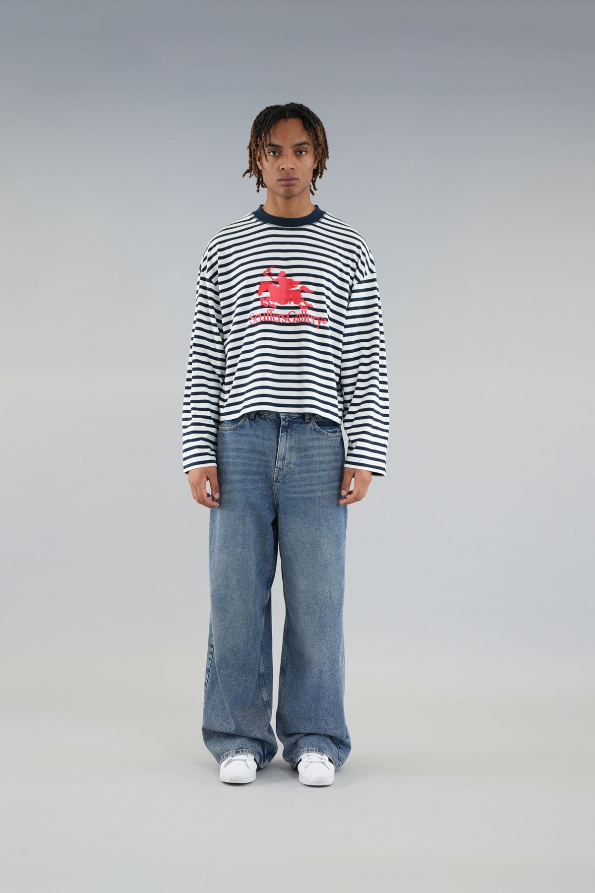 T-shirt à manches longues bleu marine à rayures avec emblème