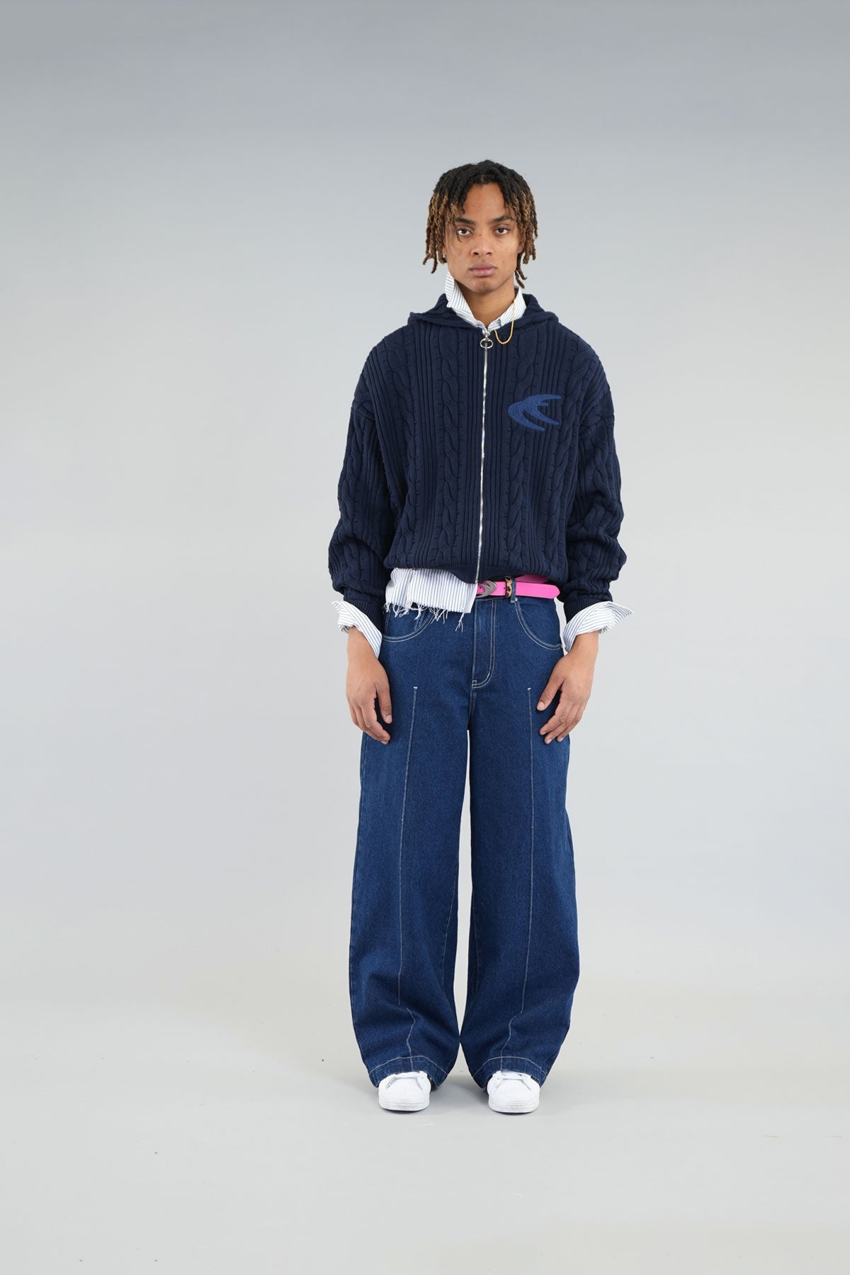 Pull zippé bleu marine couleur latte