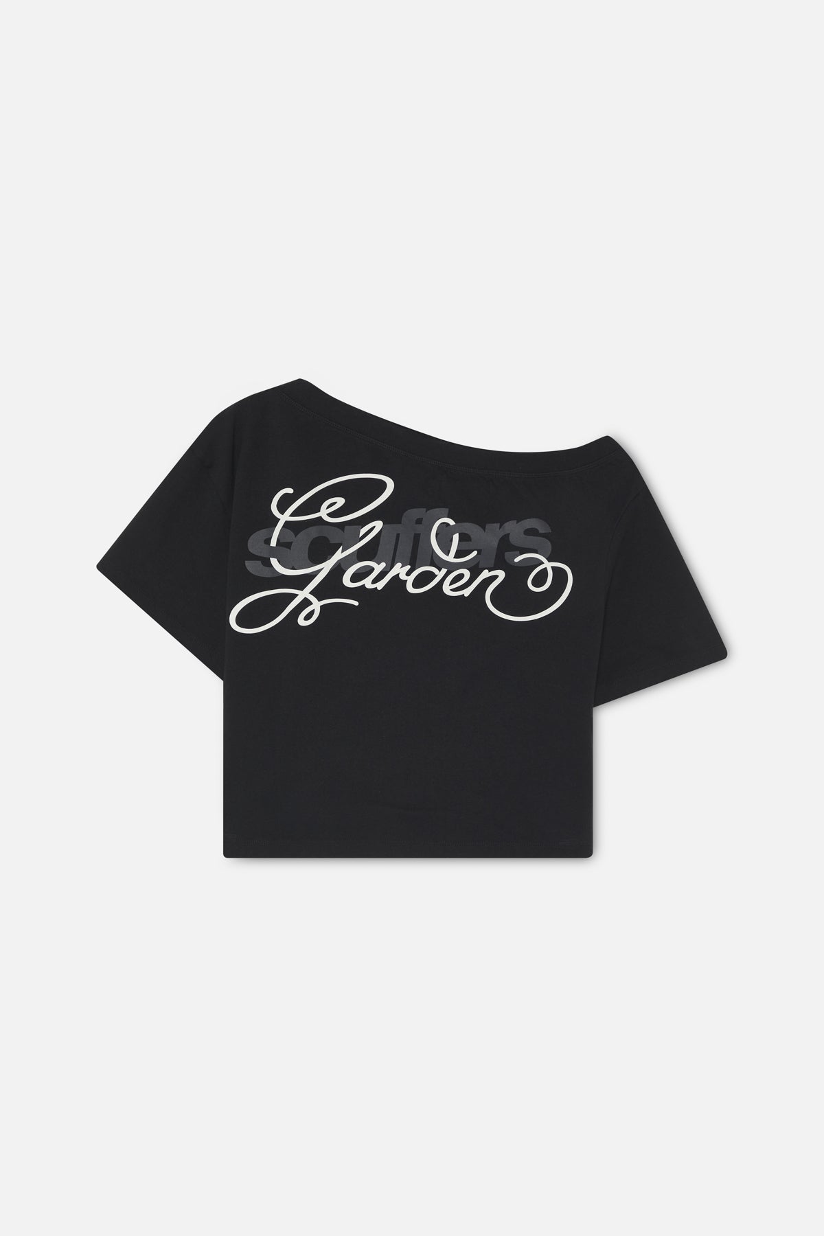 T-shirt noir par-dessus