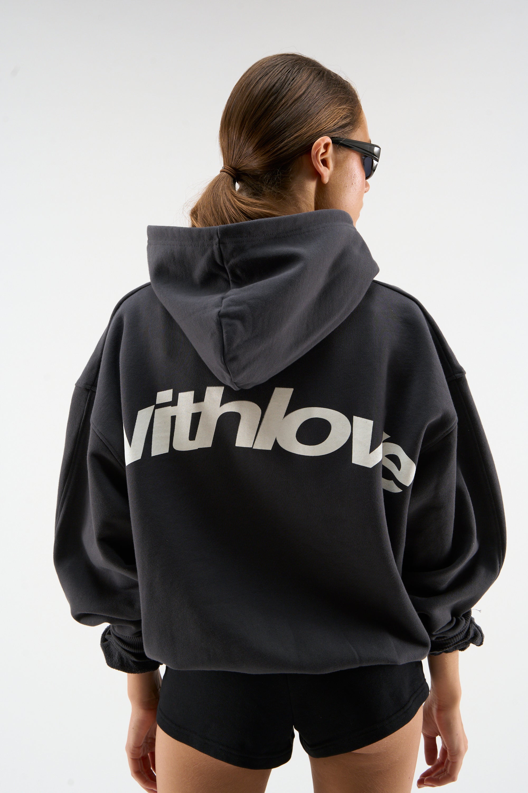 Sweat à capuche sombre