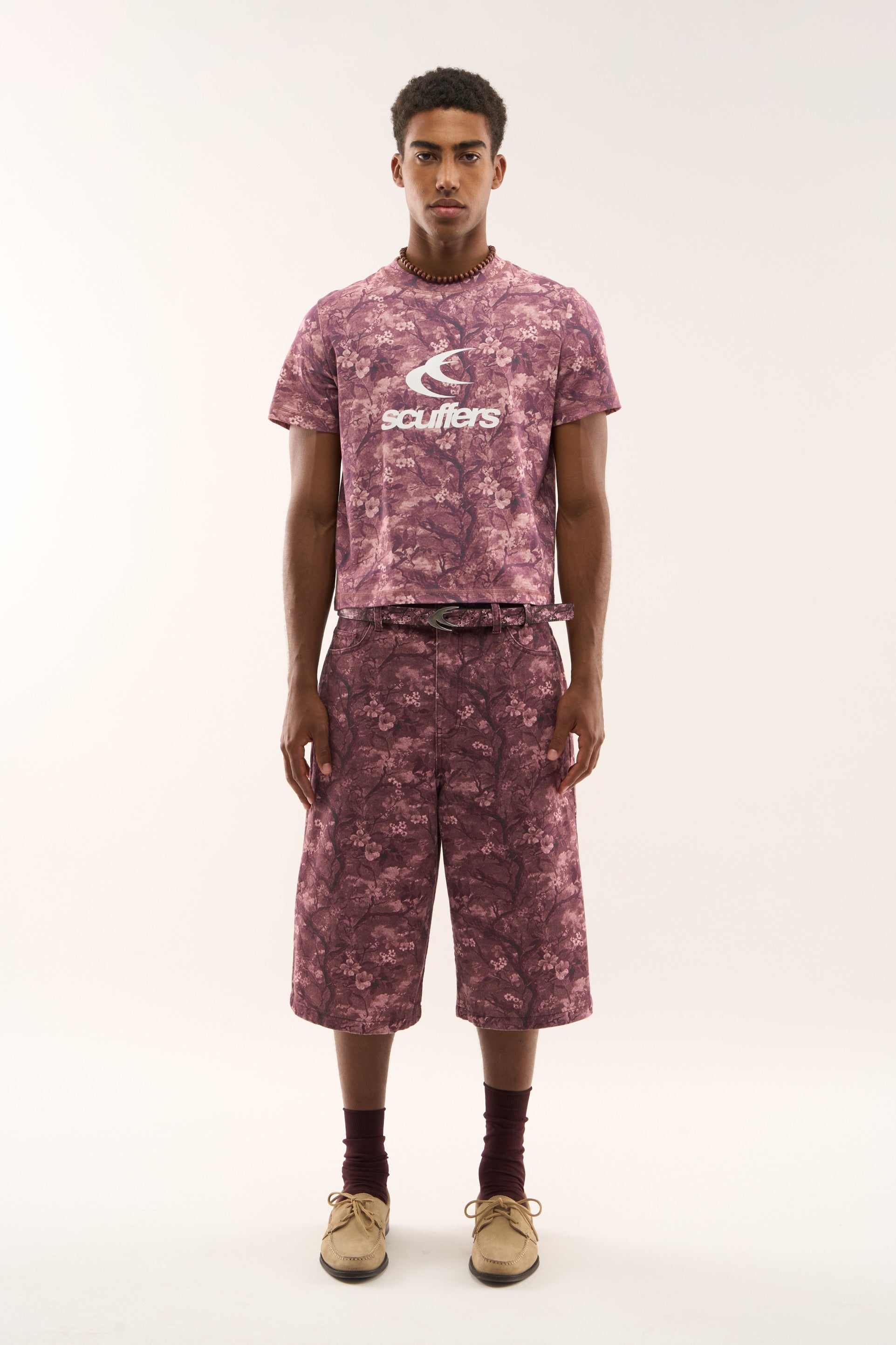 T-shirt ajusté bordeaux à fleurs véritables