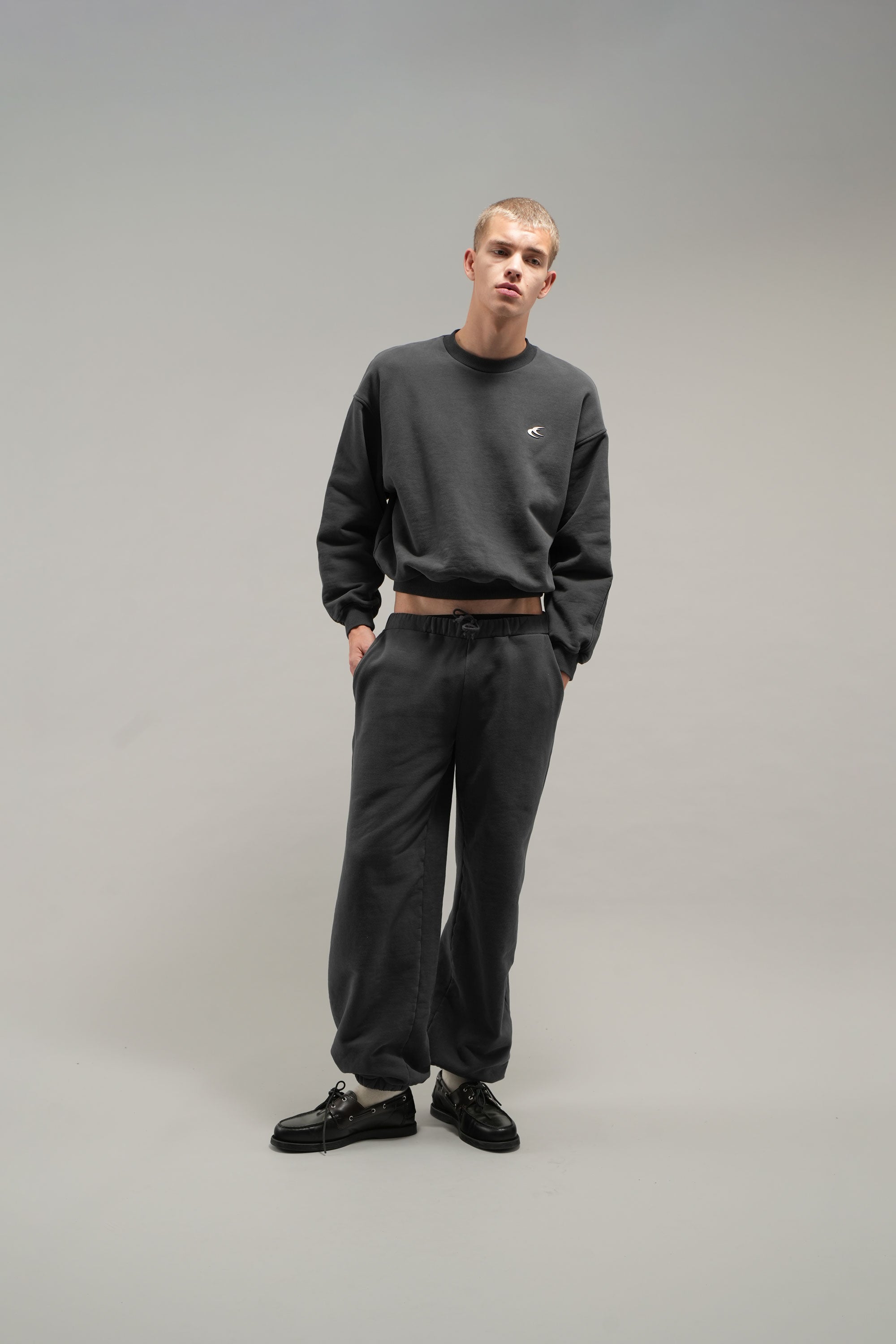 Pull ras du cou foncé de tous les jours