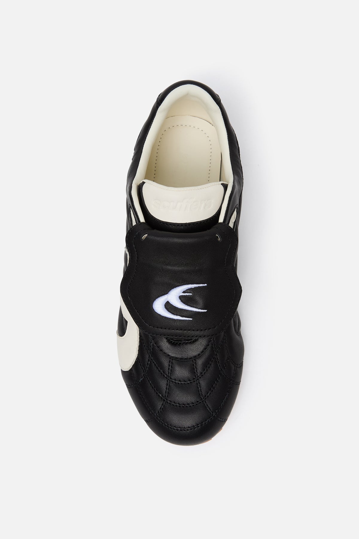 Baskets noires emblématiques